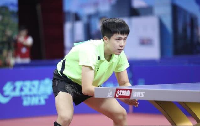 出示黄色牌 出示黄色牌